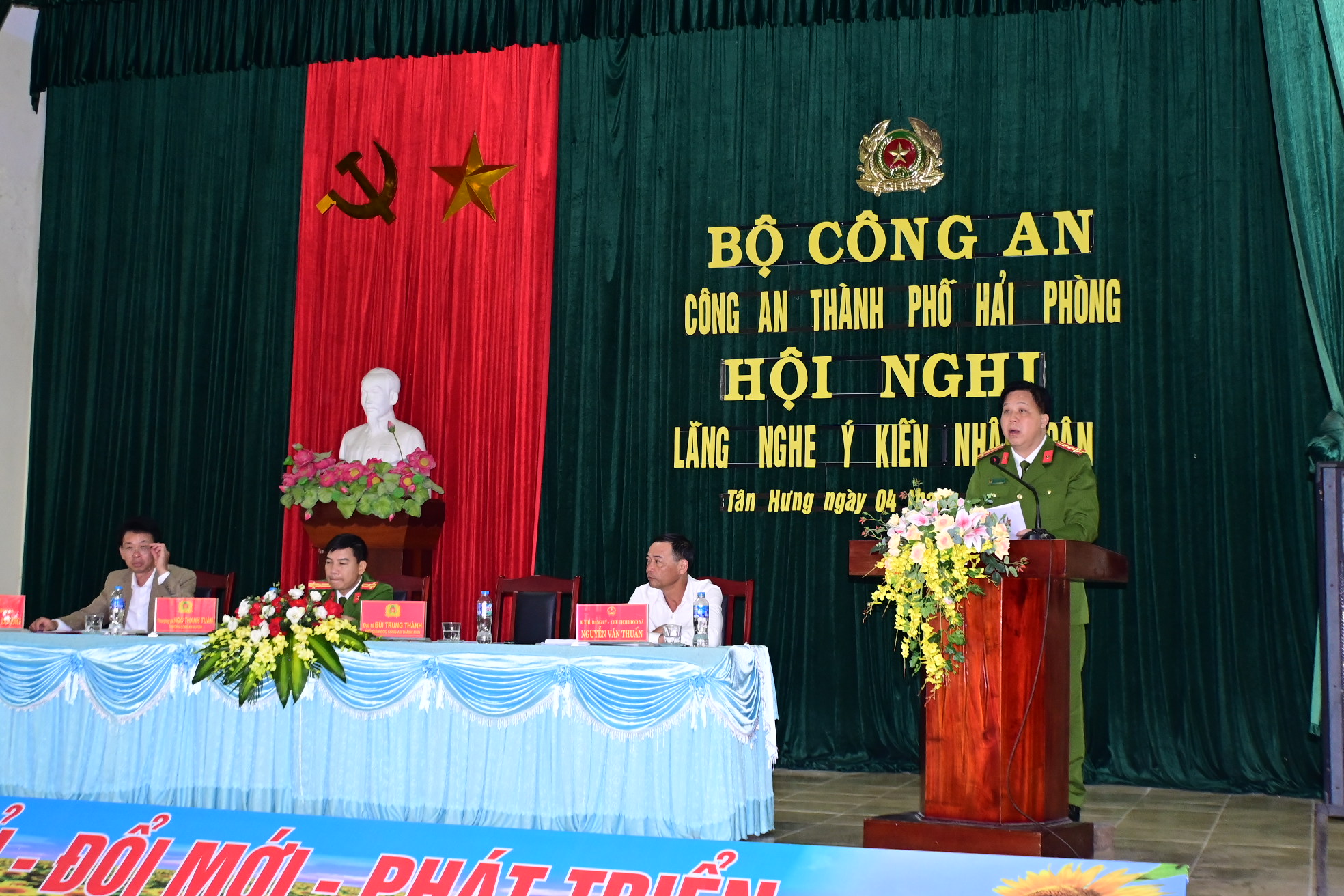 Đại tá Bùi Trung Thành - Phó Giám đốc CATP lắng nghe phản ánh của Nhân dân xã Tân Hưng (Vĩnh Bảo)